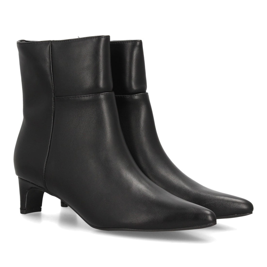 Botines Efecto Ante con Tacón Negro · XQ1011
